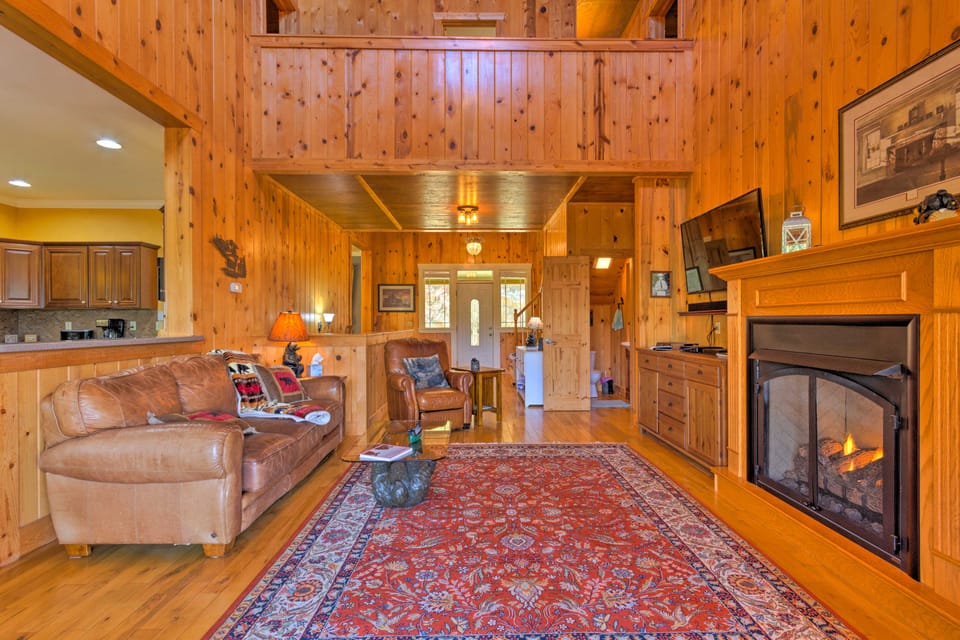 Beautiful Bryson City Home w/ Hot Tub & Mtn Views! House in Swain County