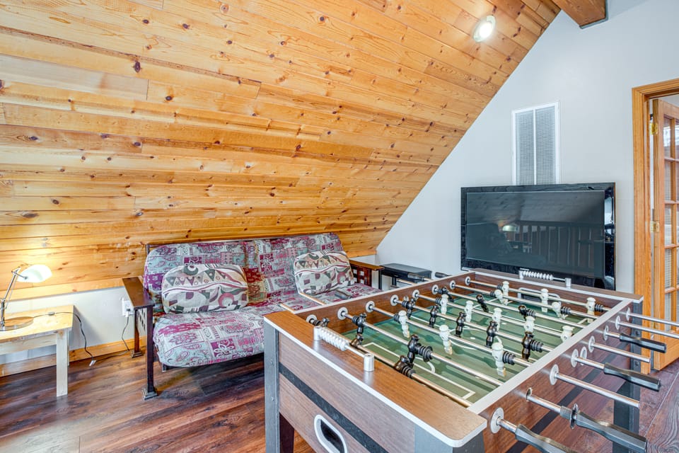 Hot Tub, Indoor Pool! Home 8 Mi to Heavenly Skiing House in Sierra Nevada