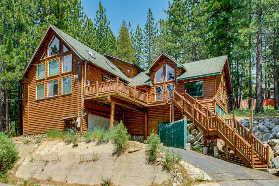 Hot Tub, Indoor Pool! Home 8 Mi to Heavenly Skiing House in Sierra Nevada