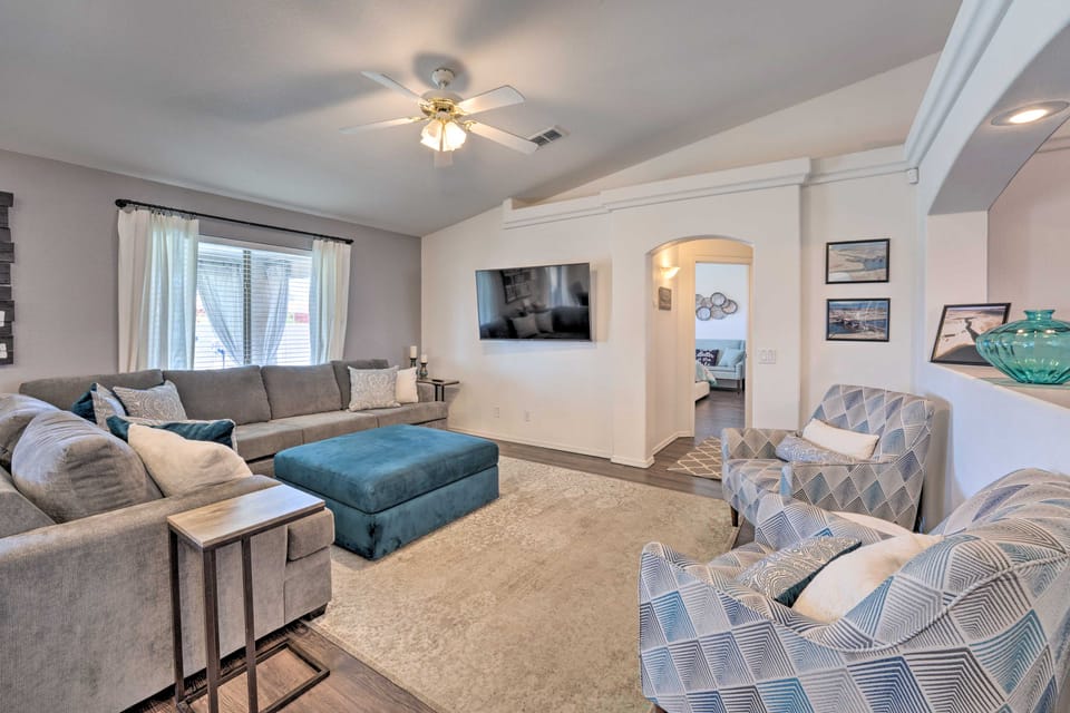 Central Lake Havasu City House: Grill & EV Charger House in Lake Havasu City