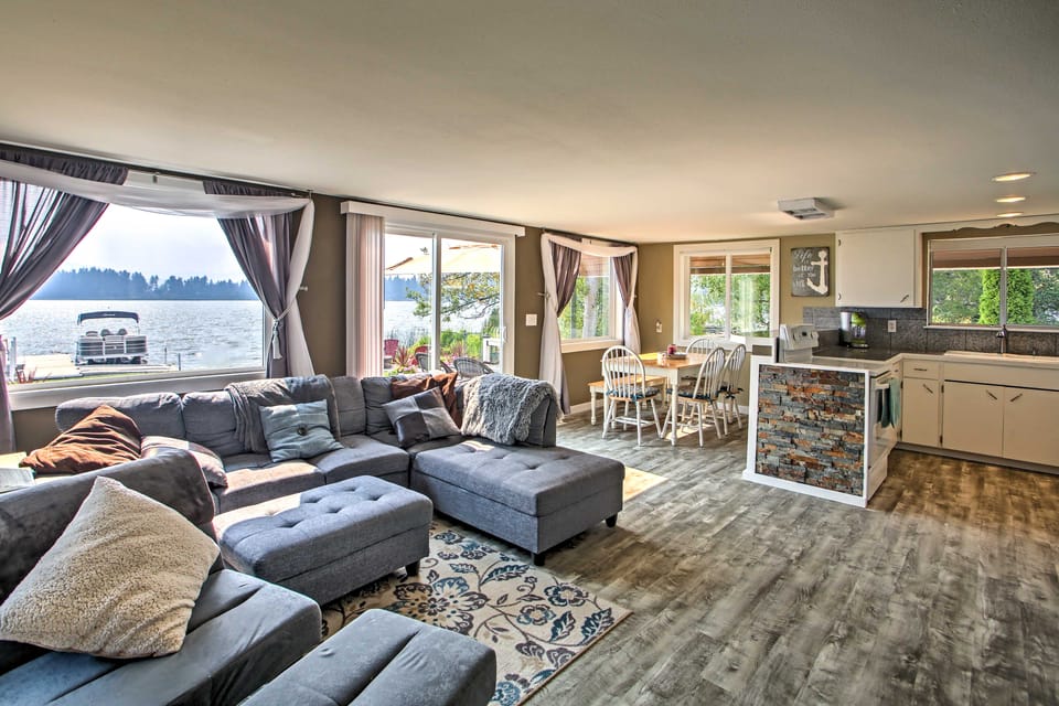 Modern Lake Lawrence Retreat w/ a Deck & Dock! House in Washington