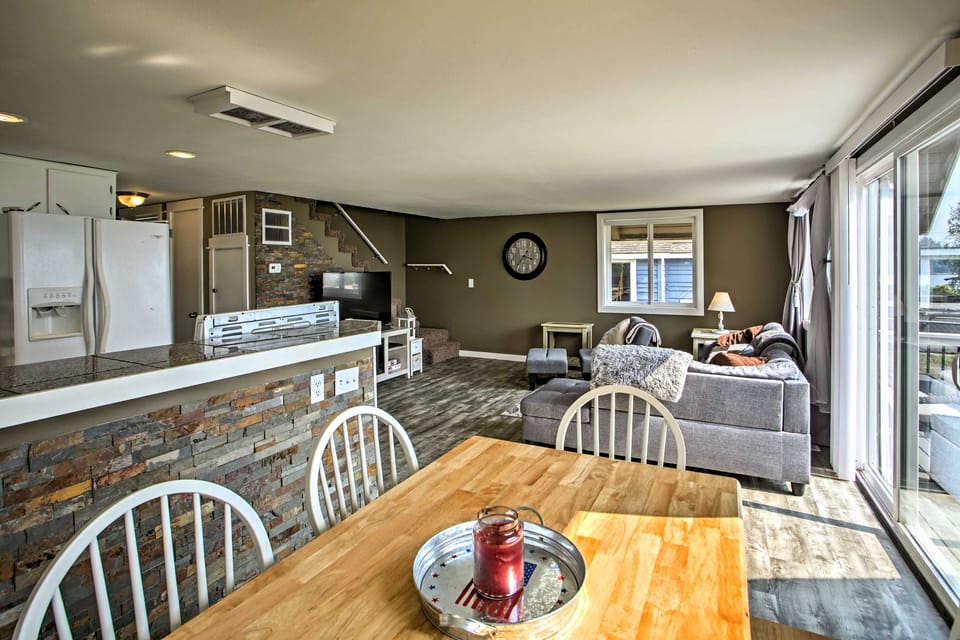 Modern Lake Lawrence Retreat w/ a Deck & Dock! House in Washington