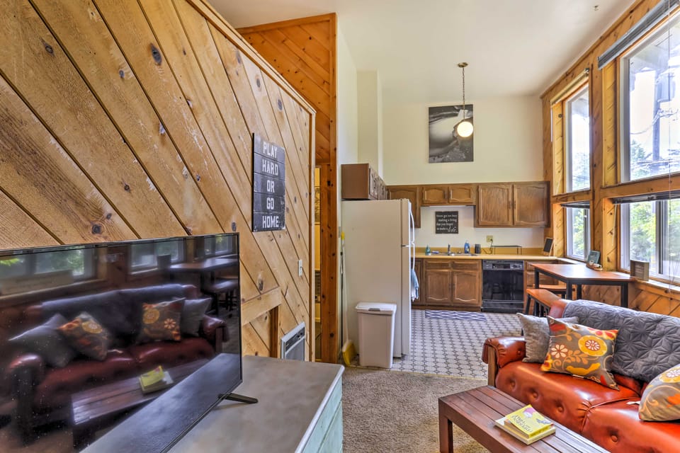 Cozy Studio Near Hiking & Skiing, Walk to Downtown Apartment in Mount Shasta