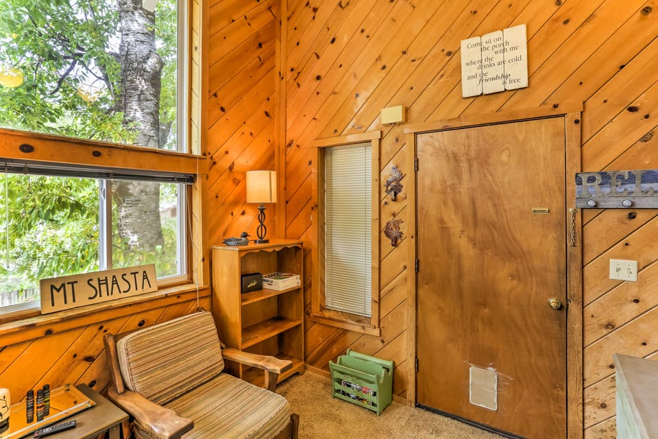 Cozy Studio Near Hiking & Skiing, Walk to Downtown Apartment in Mount Shasta