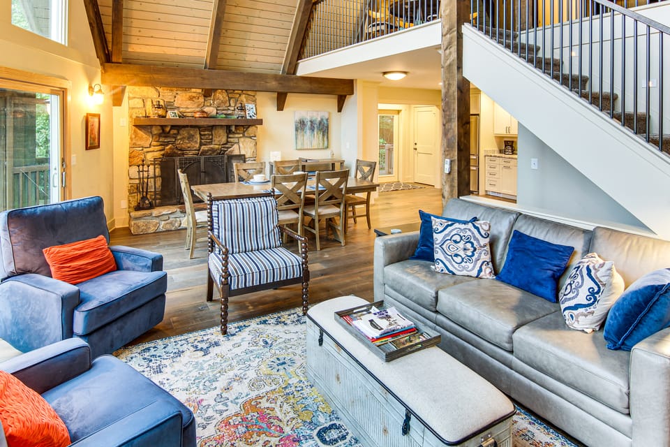 Stunning Blue Ridge Mtn Views! Brevard Chalet House in Tennessee
