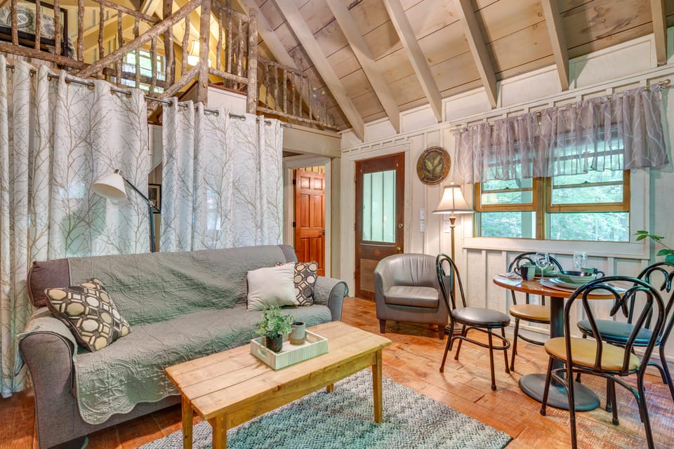 Back on Market! Creekside Cottage Near Table Rock Apartment in Pickens County