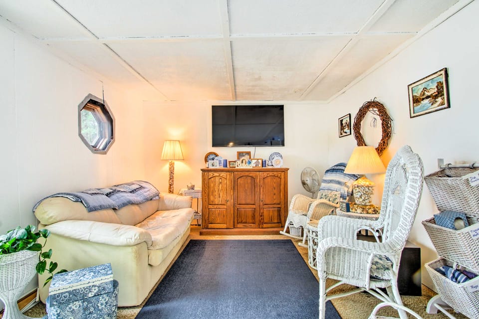 Hartford Cottage w/ Private Beach on Bear Pond! Cottage in Maine