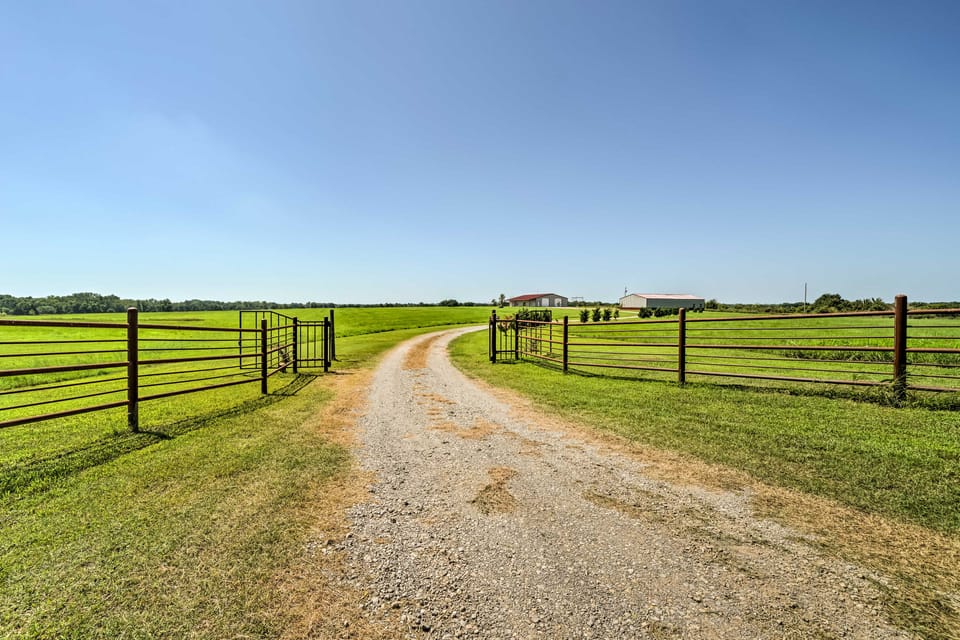 The Bunkhouse at Rolling Meadows Ranch w/ Grill! House in Oklahoma