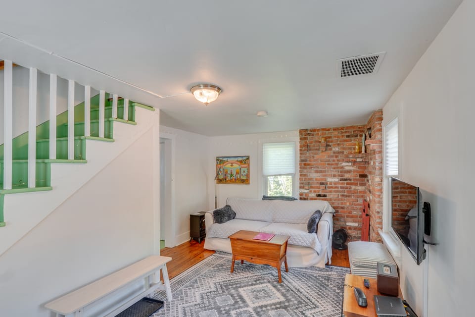Updated/Pet-Friendly Cabin By Hikes and Woodstock! House in Capital District, NY, USA