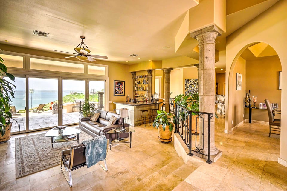 4 Mi to Lake Amistad Access: Luxury Hilltop Escape House in Texas