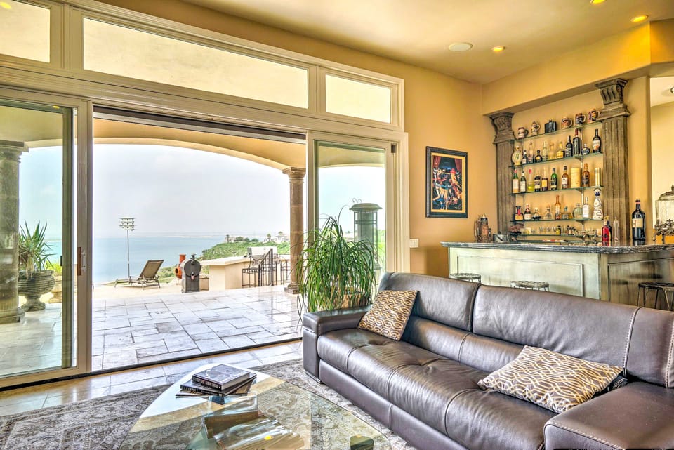 4 Mi to Lake Amistad Access: Luxury Hilltop Escape House in Texas