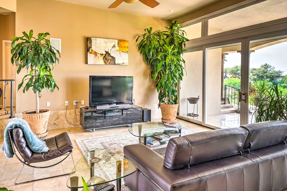 4 Mi to Lake Amistad Access: Luxury Hilltop Escape House in Texas