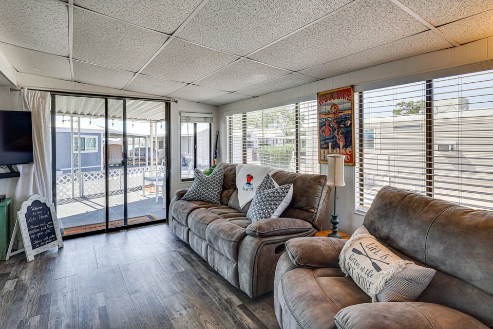 Lake Havasu Home w/ Resort Perks, Walk to Lake House in Lake Havasu City