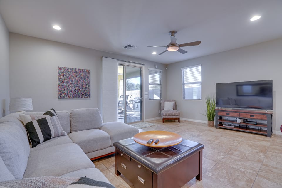 Mid-Term Stay in Glendale! Home Near Westgate House in Glendale