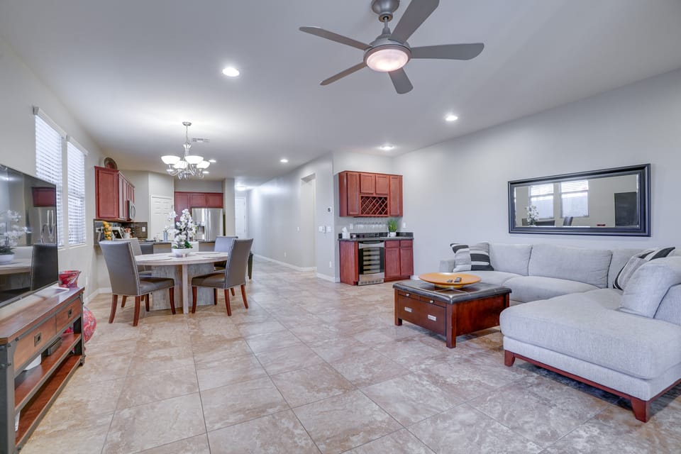 Mid-Term Stay in Glendale! Home Near Westgate House in Glendale