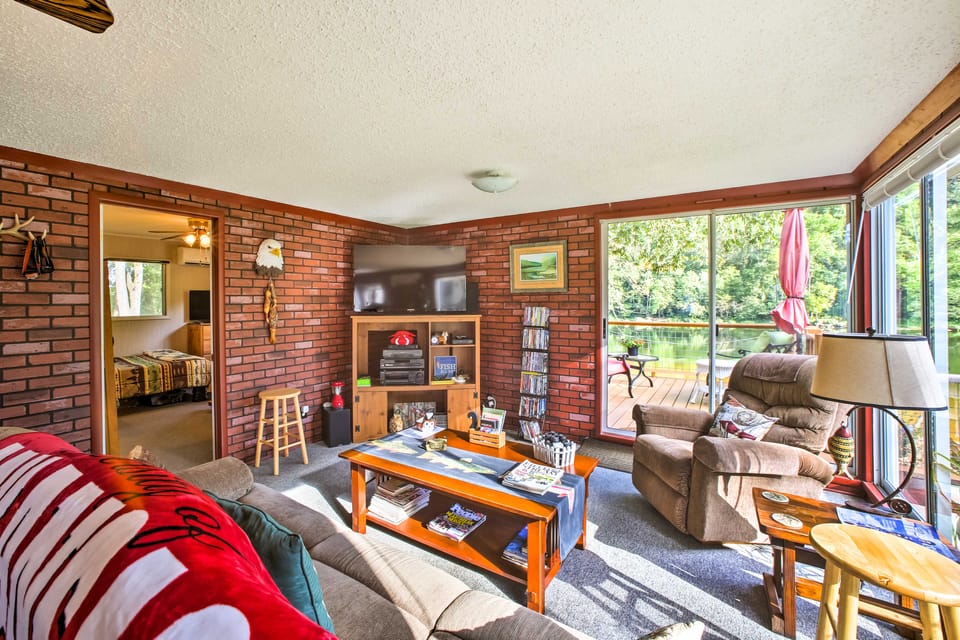 Cozy Waterfront Cottage w/ Deck on White River! Cottage in Arkansas