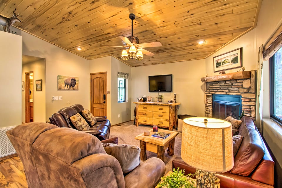 3 Mi to Fool Hollow Lake: Romantic Show Low Cabin House in Show Low