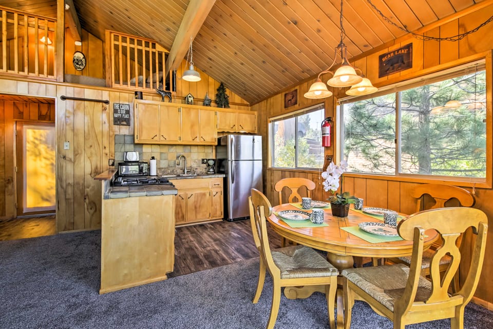 5 Mi to Big Bear Mtn Resort: Cozy Cabin w/ Deck House in Southern California