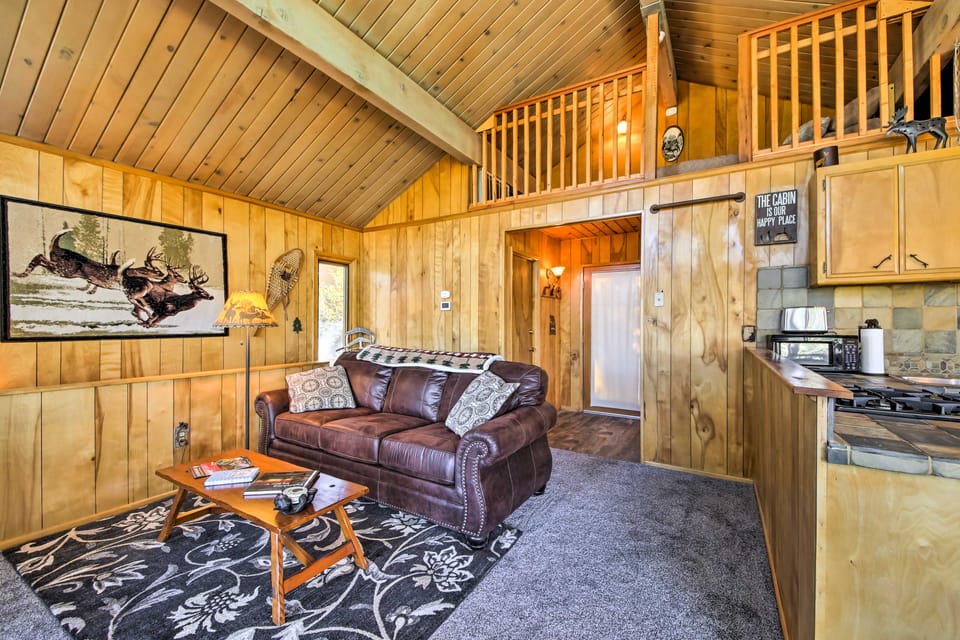 5 Mi to Big Bear Mtn Resort: Cozy Cabin w/ Deck House in Southern California