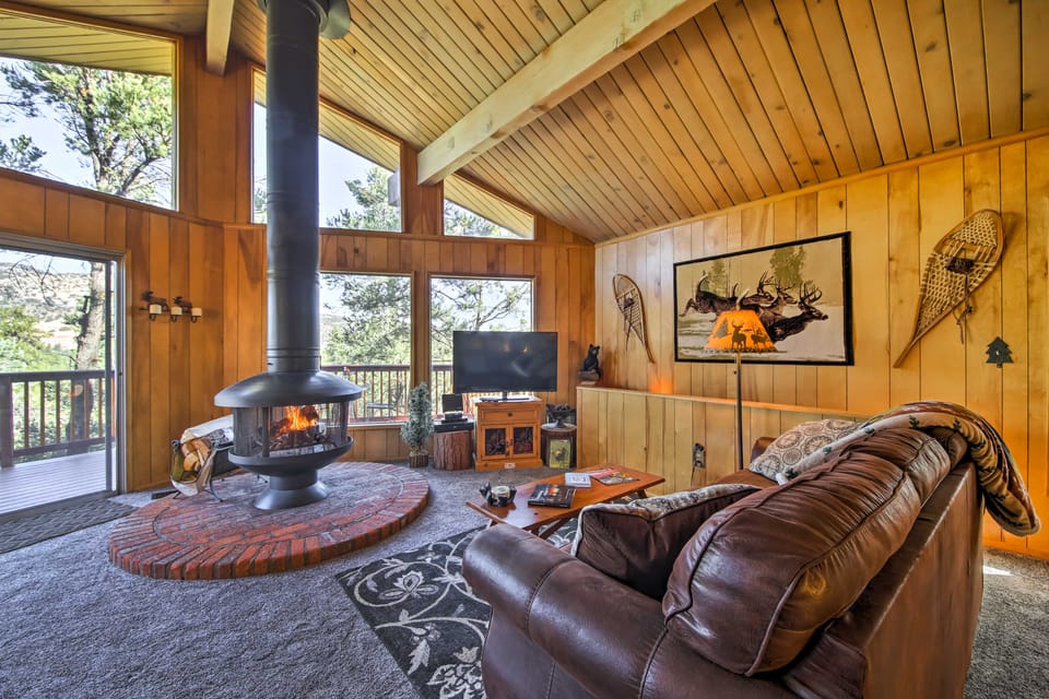 5 Mi to Big Bear Mtn Resort: Cozy Cabin w/ Deck House in Southern California