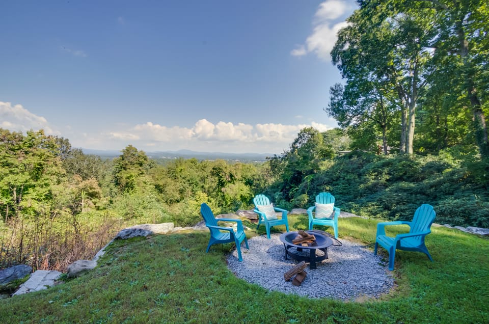 Hendersonville Home w/ Views - 3 Mi to Downtown! House in Laurel Park