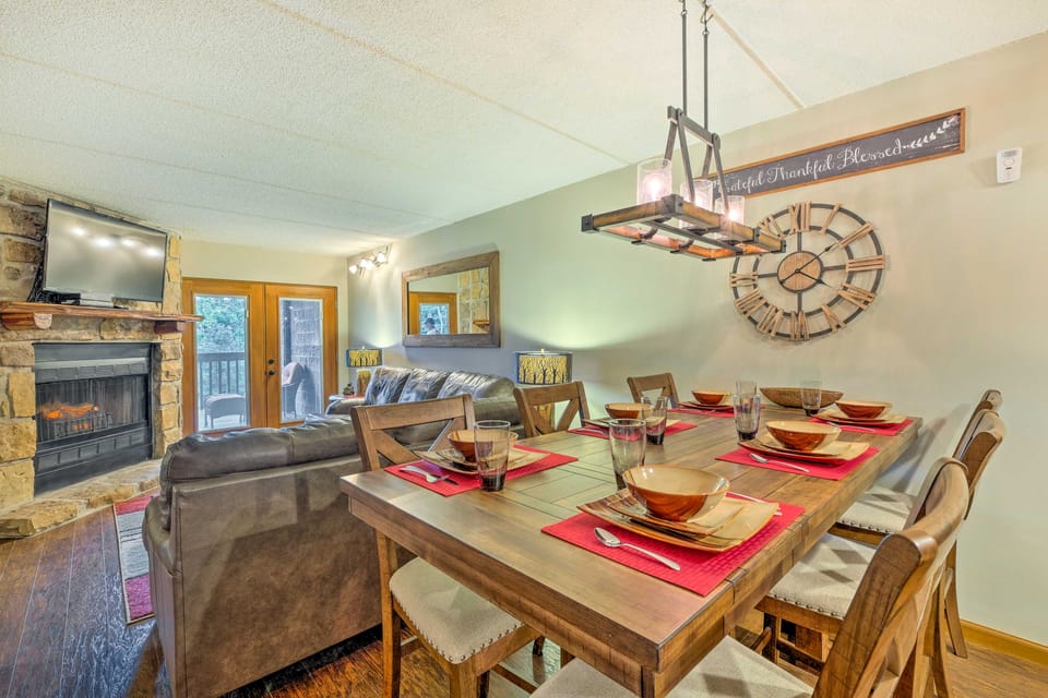 Chalet Village Upper Alpine Condo w/ Pool Access! Apartment in Gatlinburg