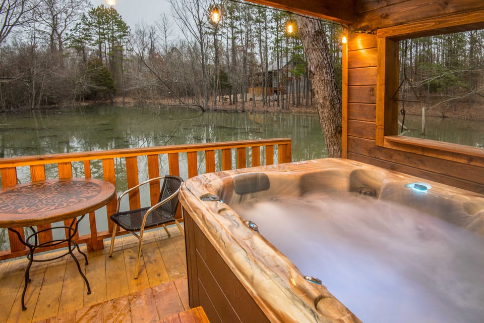 ‘Lily Pad on the Pond’ Broken Bow Home w/ Hot Tub House in Oklahoma