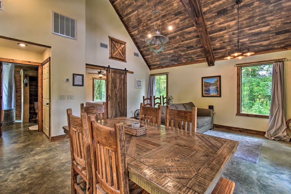 ‘Lily Pad on the Pond’ Broken Bow Home w/ Hot Tub House in Oklahoma