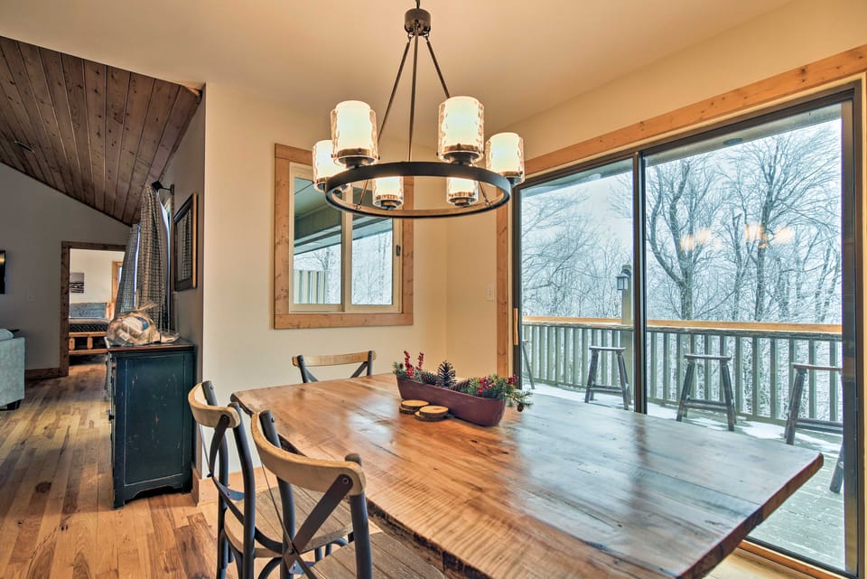 Cabin w/ Fireplace & Mountain Views: 5 Mi to Boone House in Watauga