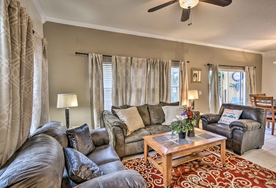 4 Mi to Animal Kingdom: Gem w/ Pool in Kissimmee Apartment in Four Corners