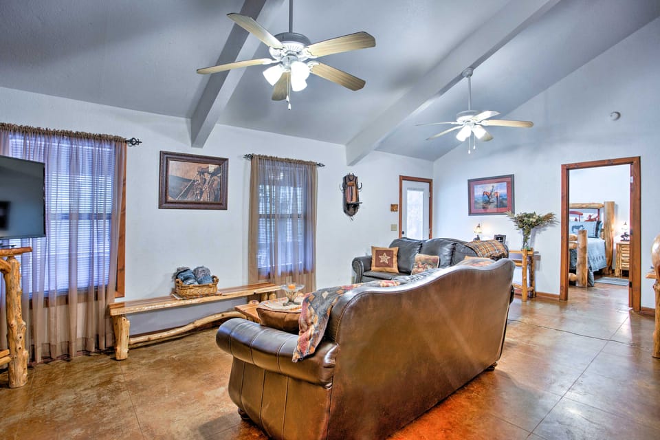 3 Mi to Broken Bow Lake: Cabin w/ Hot Tub & Deck! House in Broken Bow