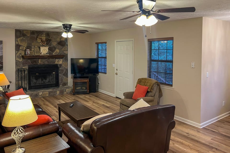 Creekfront Cabin Near Chattanooga w/ Hot Tub! House in Chattanooga