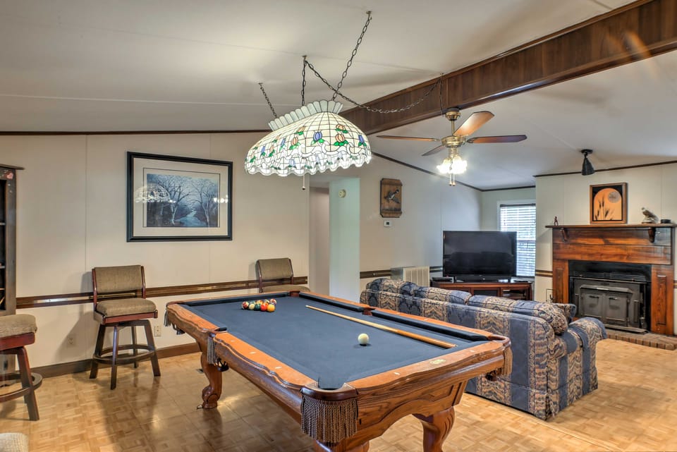 Ooltewah Cabin w/ Grill, Pool Table & Porch! House in Chattanooga