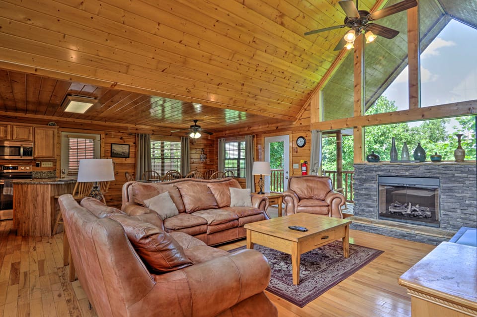 1 Mi to Dollywood: Quiet Cabin w/ Hot Tub! House in Sevier County
