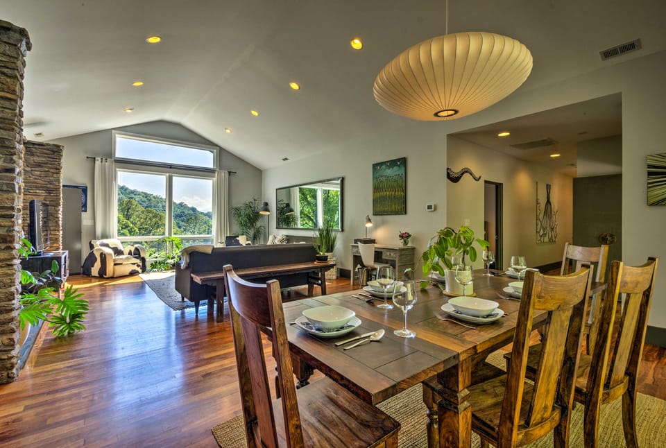 Luxury Lodge on 45 Acres: Patio, Deck & Views! House in Buncombe County