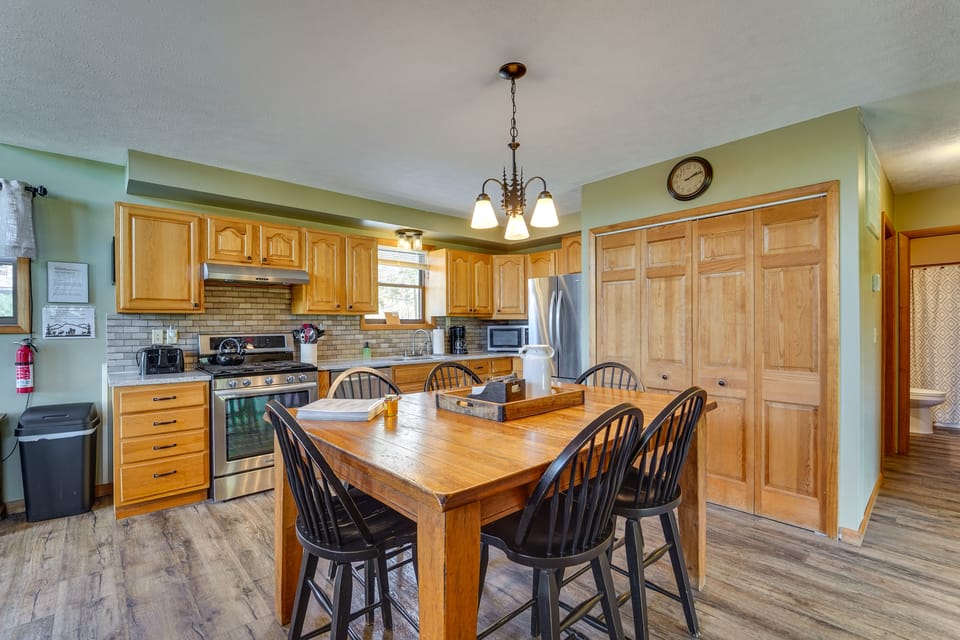 3-Acre Benezette Cabin: Hot Tub, Grill & Mtn View House in Allegheny River