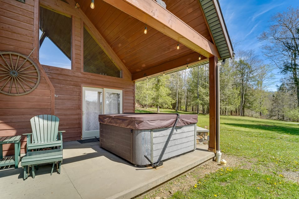 3-Acre Benezette Cabin: Hot Tub, Grill & Mtn View House in Allegheny River