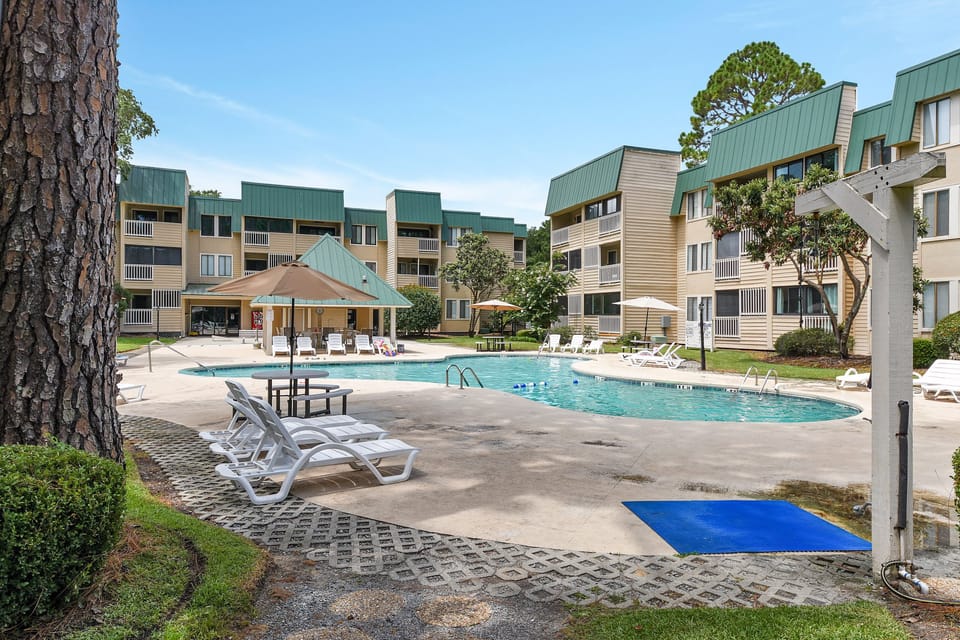 Pool Access & Balcony: Hilton Head Resort Condo Apartment in Hilton Head Island