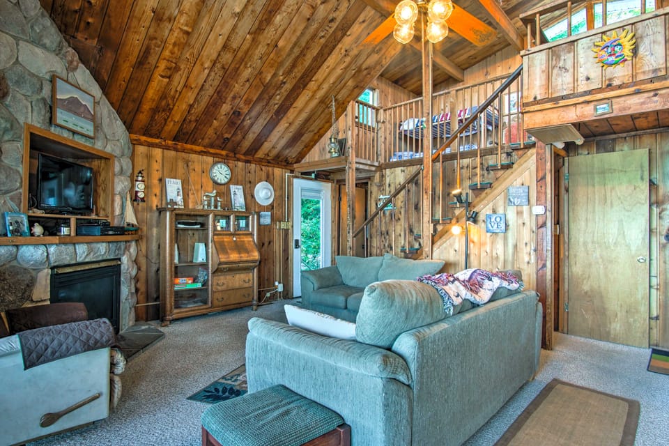 Lakefront Montague Cottage w/ Deck & Beach! Cottage in Wisconsin