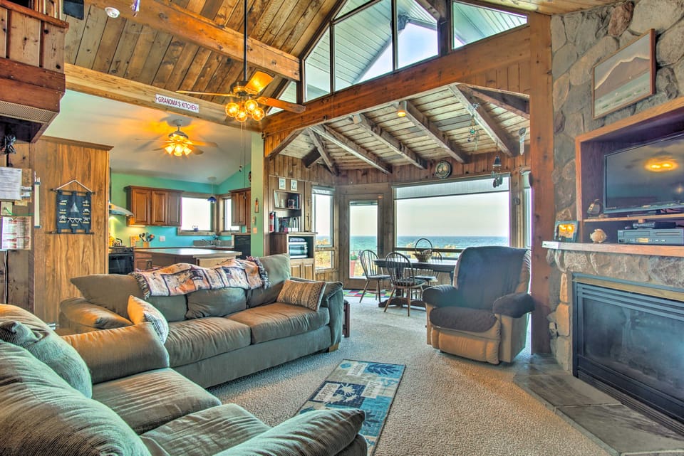 Lakefront Montague Cottage w/ Deck & Beach! Cottage in Wisconsin