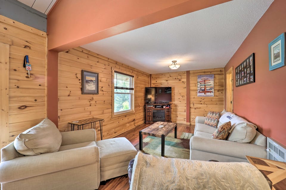 Walk to Beech Mtn Ski Resort! Condo w/ Balcony Apartment in Beech Mountain