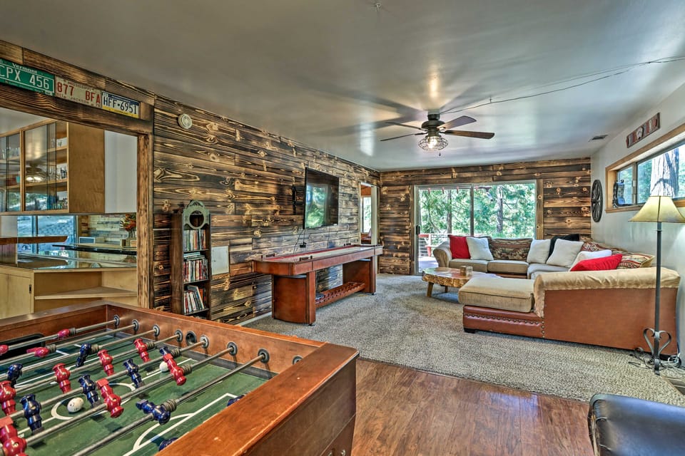 Expansive Retreat w/ Deck, Game Room & Lake Views! House in Lake Arrowhead