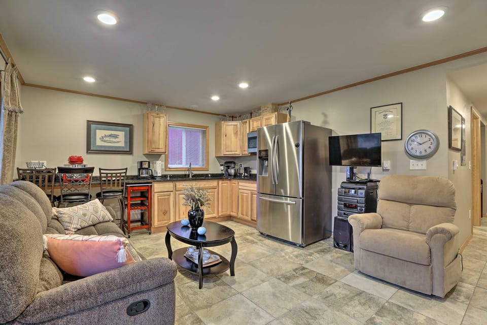Quaint Juneau Apt w/ Scenic Mountain Surroundings! Apartment in Mendenhall Valley