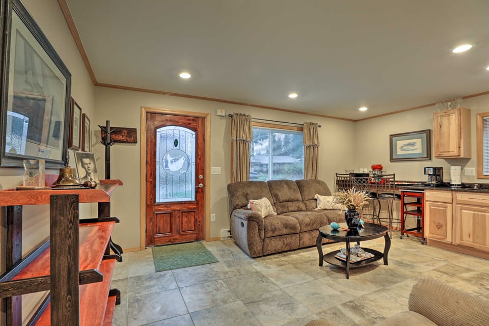 Quaint Juneau Apt w/ Scenic Mountain Surroundings! Apartment in Mendenhall Valley