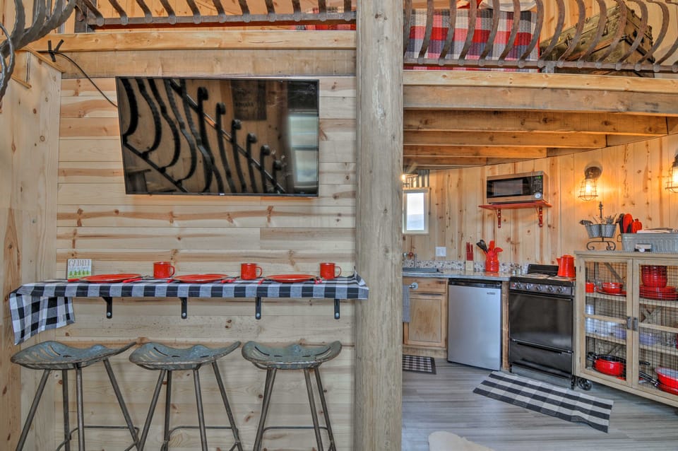 Unique Utah Tin Cabin w/ Mountain Views! Apartment in Utah