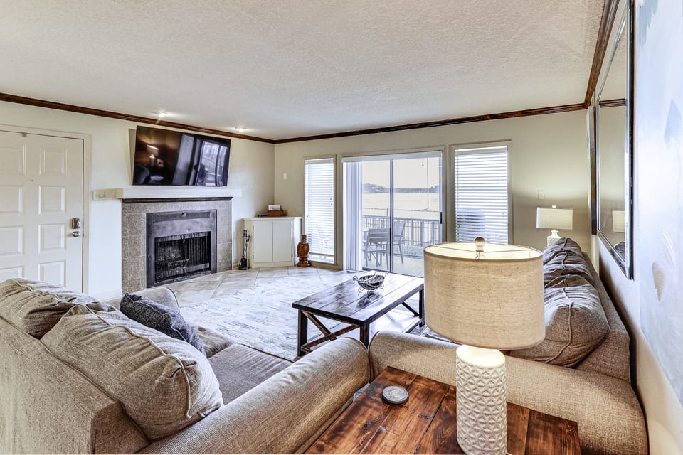 Hot Springs Condo on Lake Hamilton w/ Balcony! Apartment in Lake Hamilton