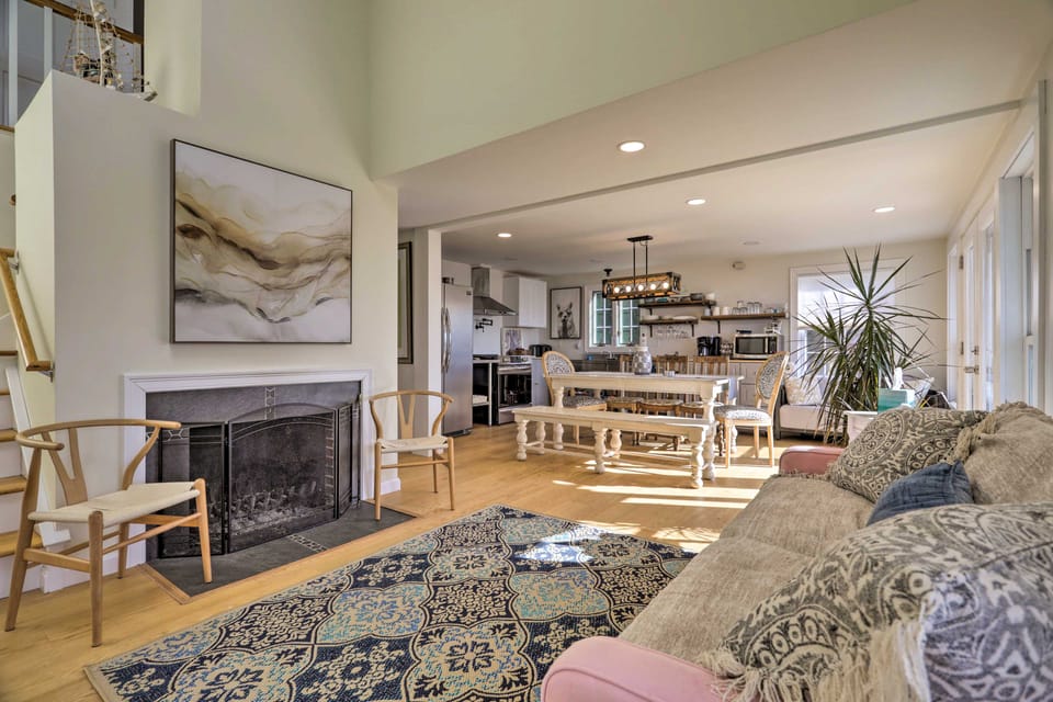Kayaks, Deck & Pond Access: Rhode Island Retreat! House in Charleston