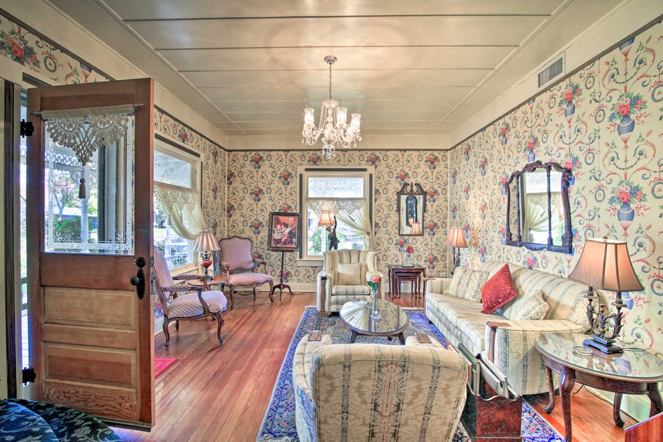 Walk to Main St Action! Spacious Historic Retreat Cottage in Fredericksburg