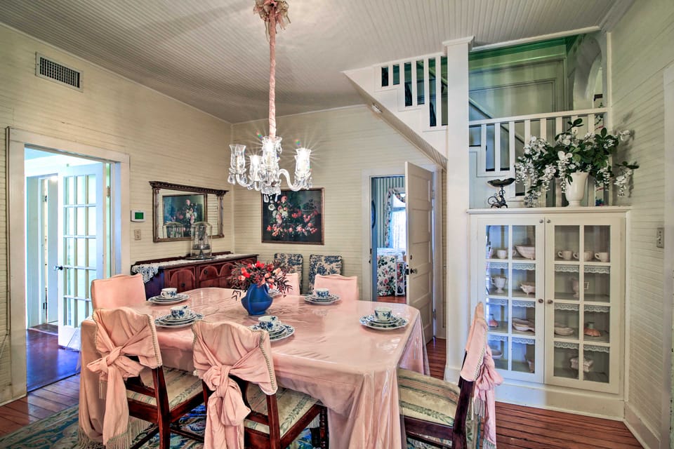 Walk to Main St Action! Spacious Historic Retreat Cottage in Fredericksburg