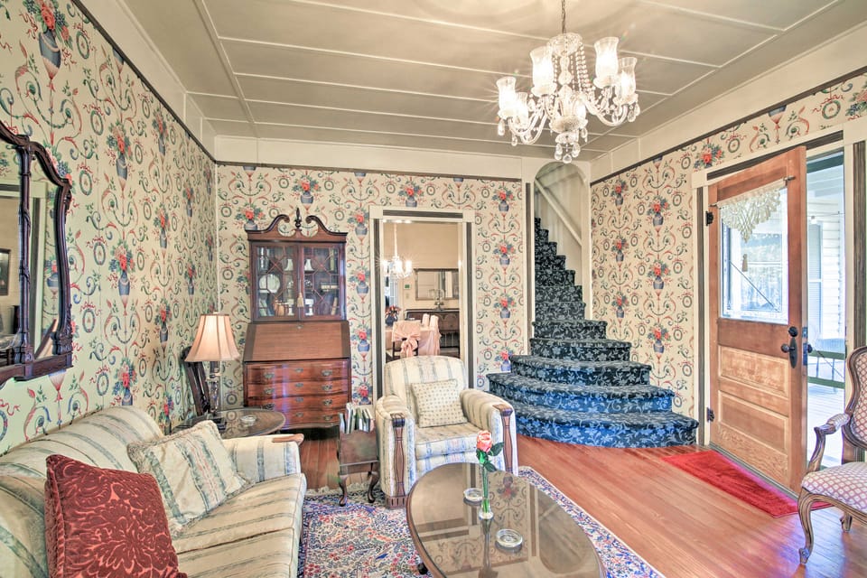 Walk to Main St Action! Spacious Historic Retreat Cottage in Fredericksburg